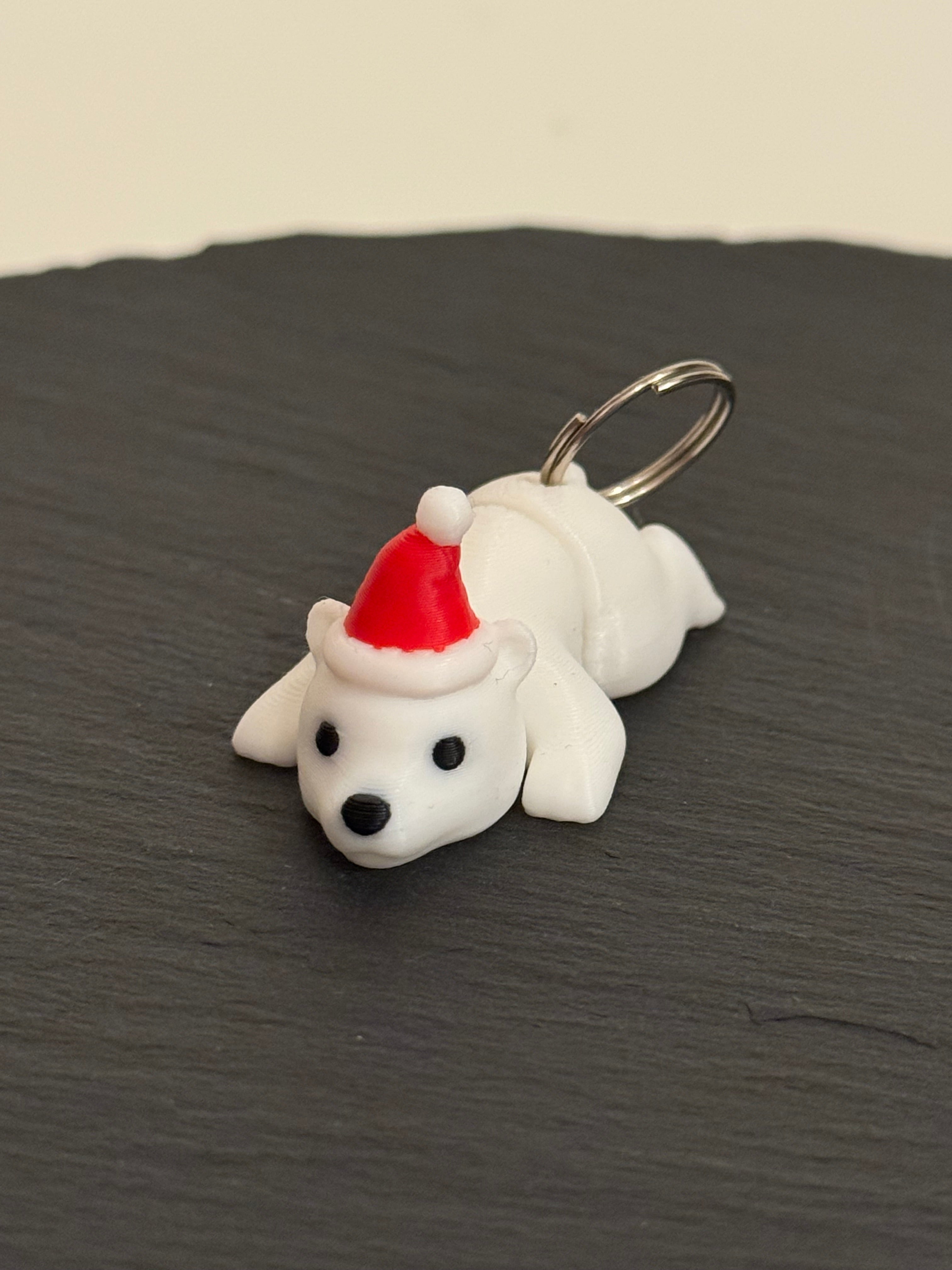 Kleiner Polarbär mit Nikolausmütze – 3D-gedruckter Schlüsselanhänger | Leicht, beweglich & festlich