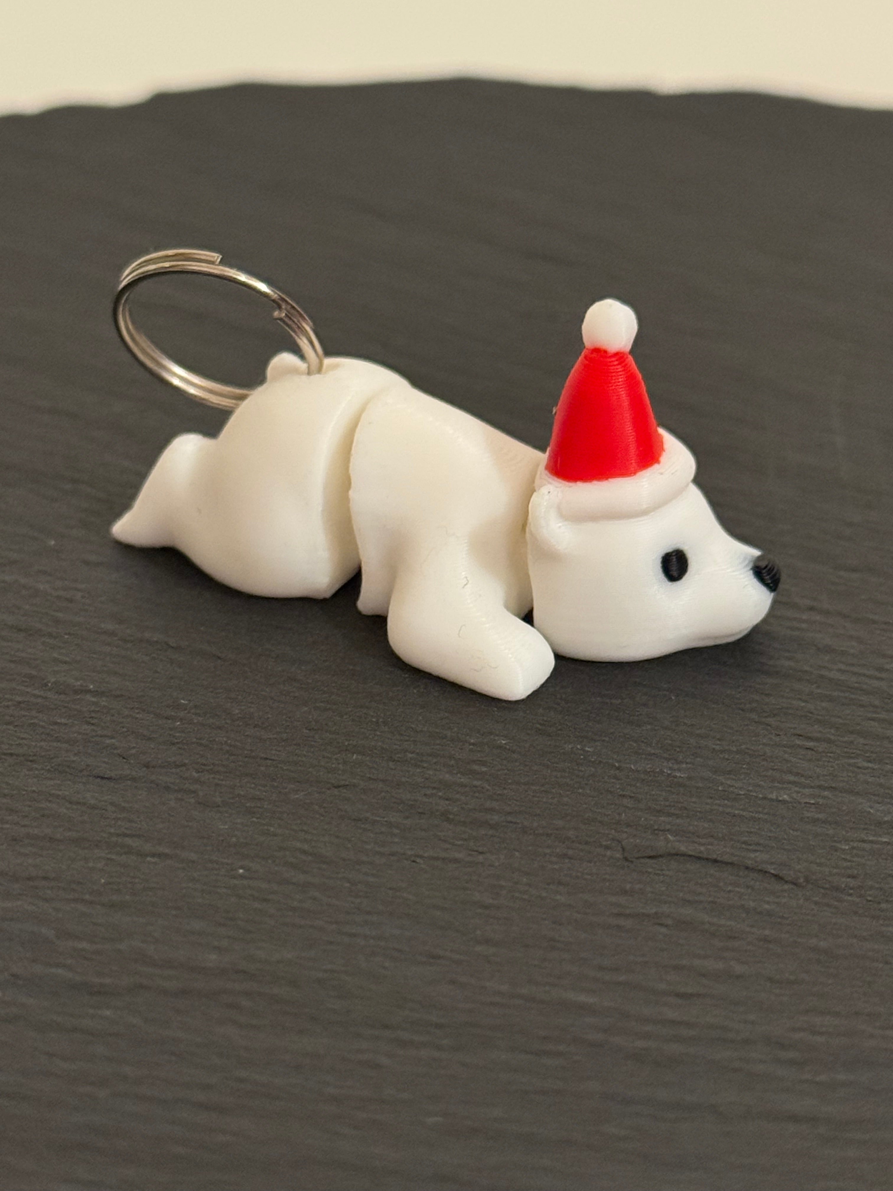 Kleiner Polarbär mit Nikolausmütze – 3D-gedruckter Schlüsselanhänger | Leicht, beweglich & festlich